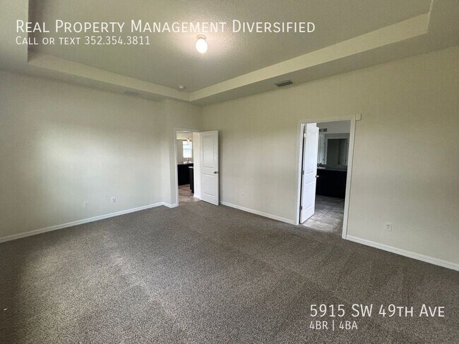 Building Photo - 5915 SW 49th Ave