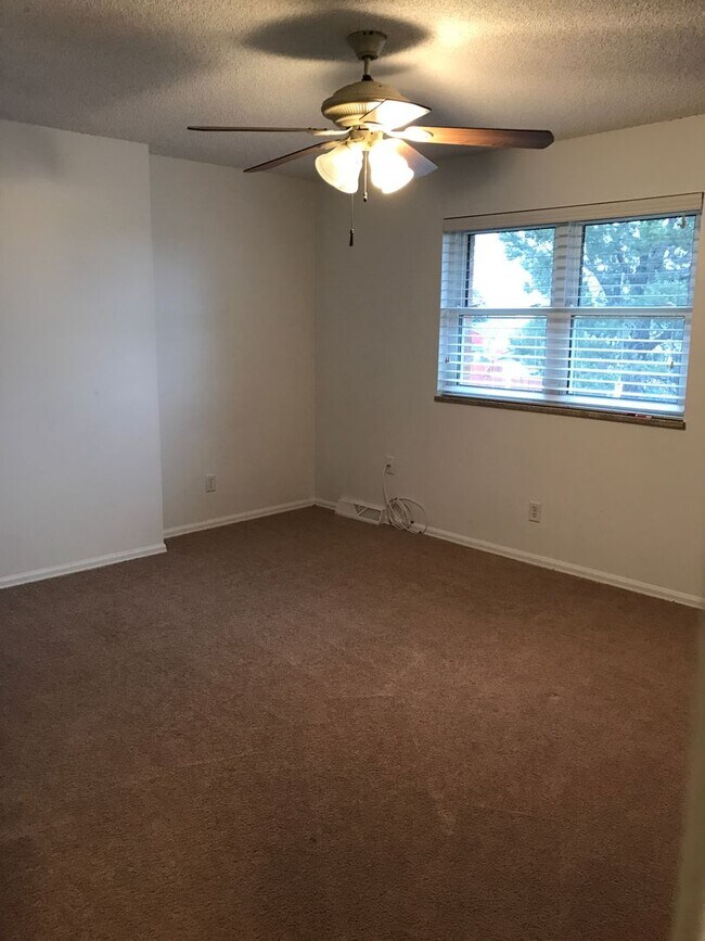Building Photo - Beautifully Updated Townhome in Prime Loca...