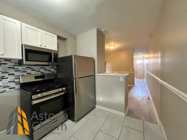 Building Photo - 3 Bedroom Rowhome with Deck and Updated Kitchen