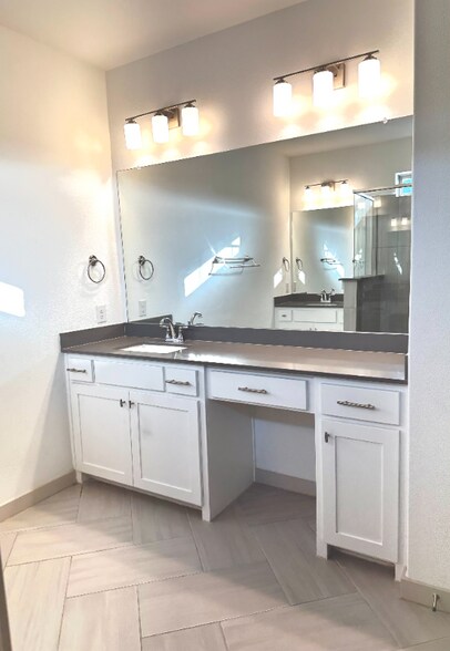 Building Photo - 691 Vista Oaks Rd