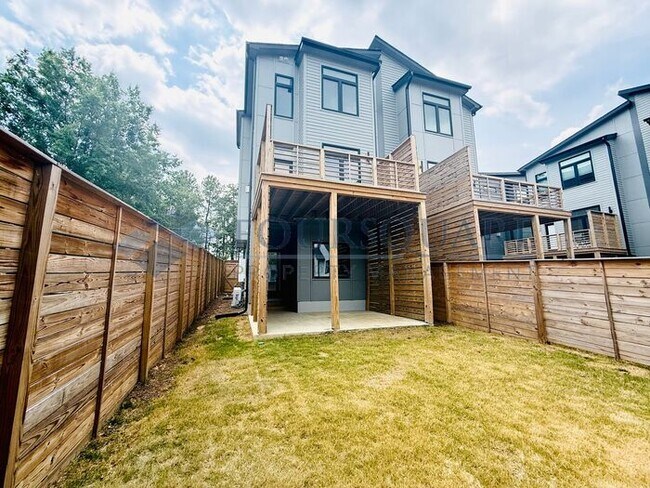 Building Photo - Modern 4-Bed / 4 Bath Townhome with Fireplace, Outdoor Spaces & Fenced Yard – Inside the Beltline...