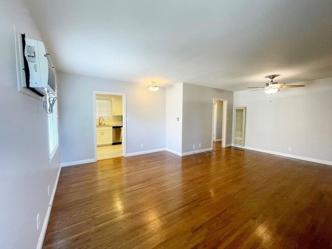 Building Photo - Beautiful Apartment in Small Duplex