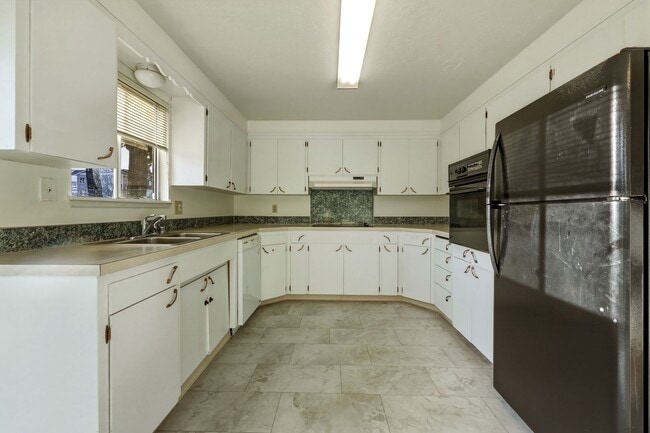 Building Photo - MOVE IN READY NOW! 3 bedrooms, 1.5 baths 1 car garage. Easy JBLM commute! North Thurston School D...