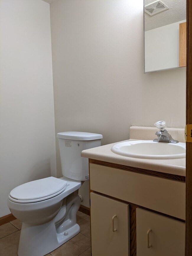 Building Photo - 4 Bedroom 1.5 bath house for rent