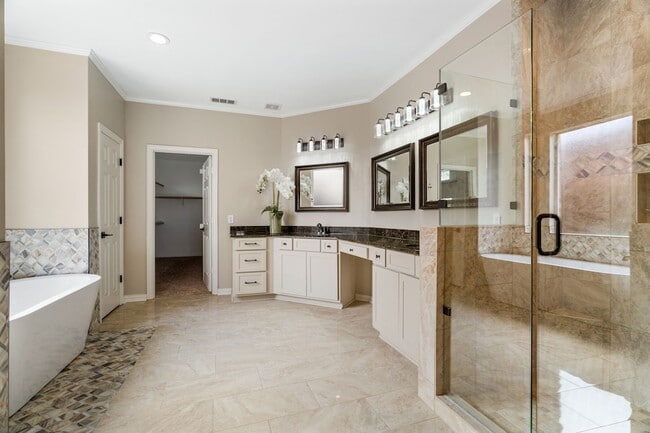Building Photo - 684 Hollow Cir