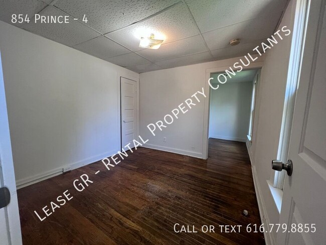 Building Photo - Spacious 1 Bedroom!