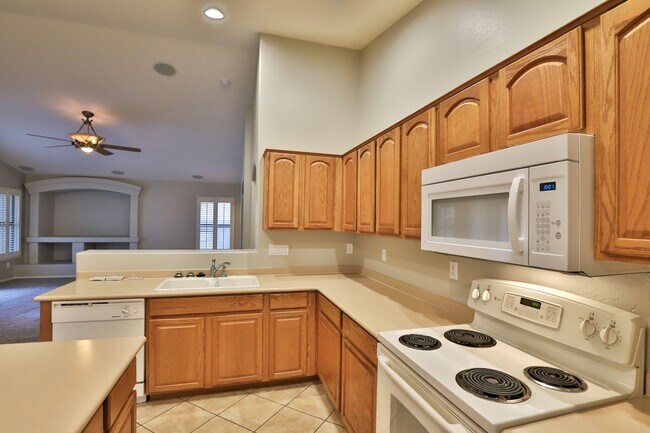 Building Photo - 3 bedroom 2 bath home with a den in san tan valley! No April rent!