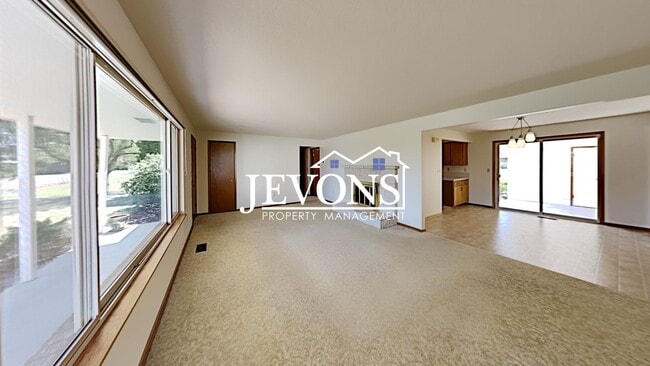 Building Photo - Spacious single-family home with a large f...