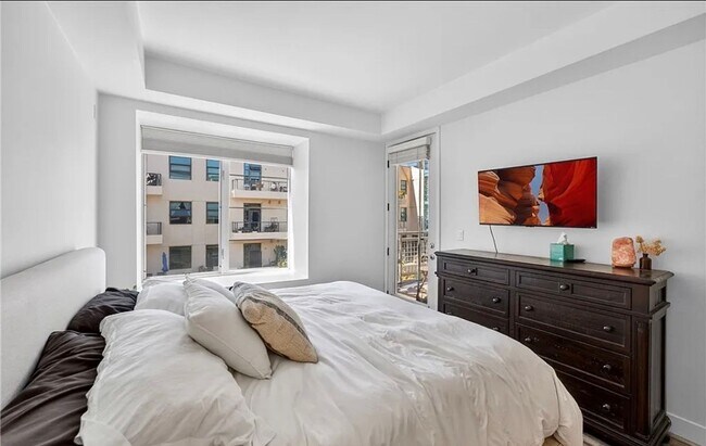 Building Photo - **150 The Promenade N #415 Long Beach** Upstairs Spacious 2 bedroom 2 bath !!2 weeks free OAC!!