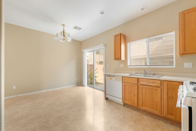 Building Photo - Comfortable Living Near City Conveniences!