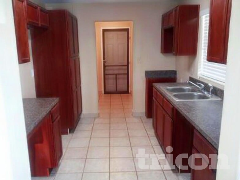 Building Photo - 1122 Ibsen Ave