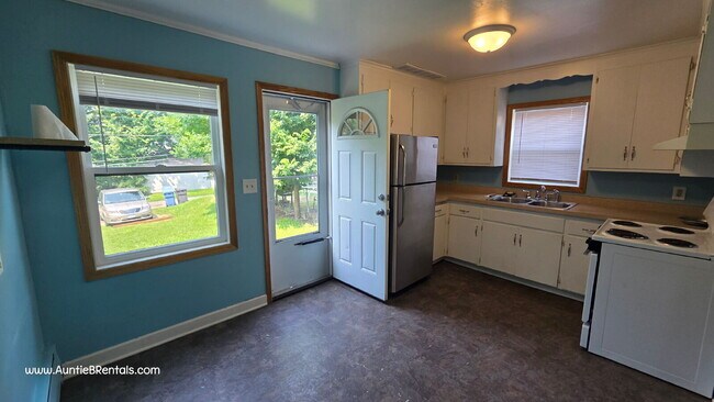 Building Photo - Great 2BR Duplex with a yard, Minneapolis - Bilingual landlords - open to S8