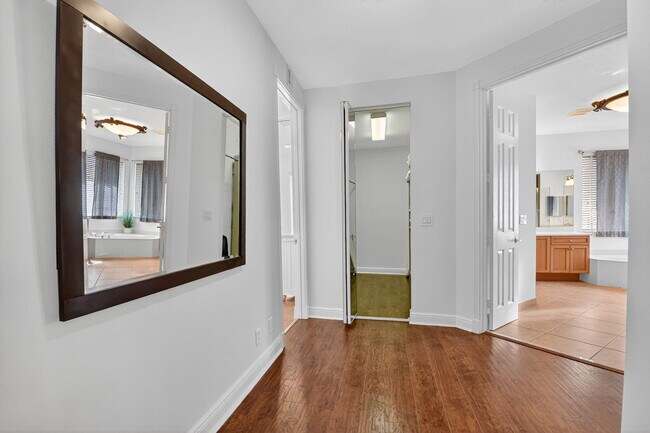 Building Photo - 9826 Vía Amati