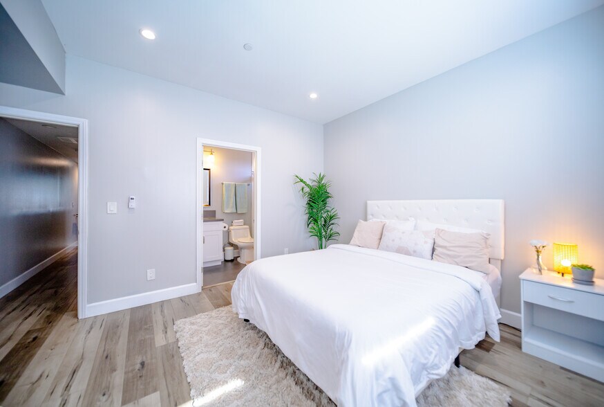 Building Photo - 3415 Edgehill Dr