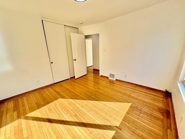 Building Photo - Updated Upstairs 3Bed/2Ba Home in Daly City with Views!