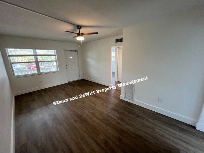 Building Photo - 2 Bed/1 Bath - Unit 6