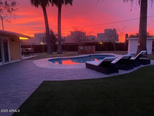 Building Photo - 422 W Eva St