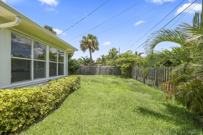 Building Photo - 1714 N Palmway