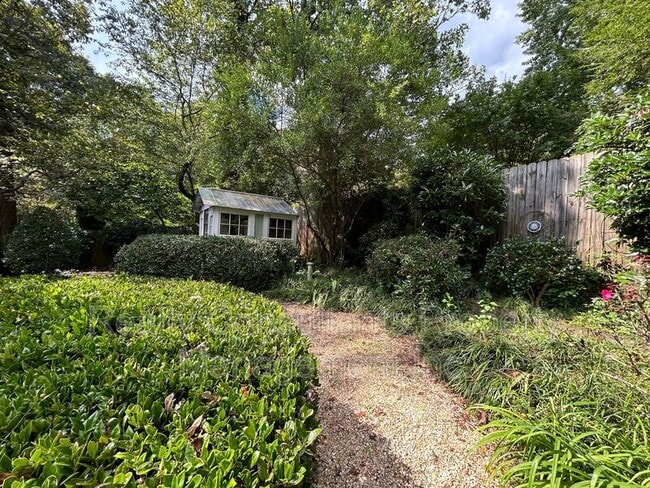 Building Photo - 2461 Lyndhurst Ave