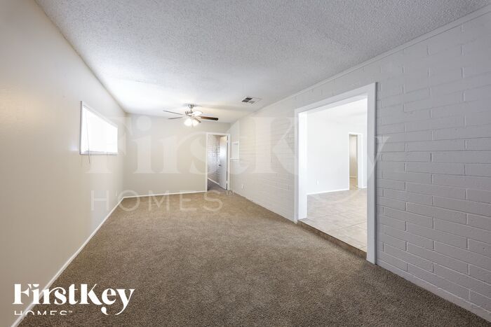 Building Photo - 2118 W Montebello Ave