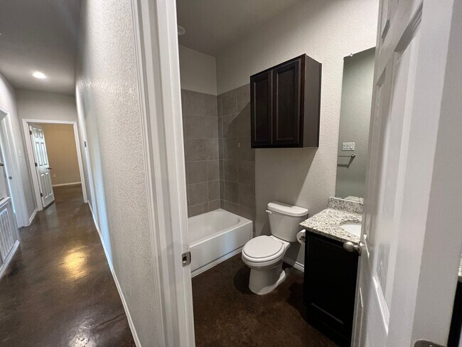 Building Photo - Luxury 3/2 Duplex in Seguin, Texas