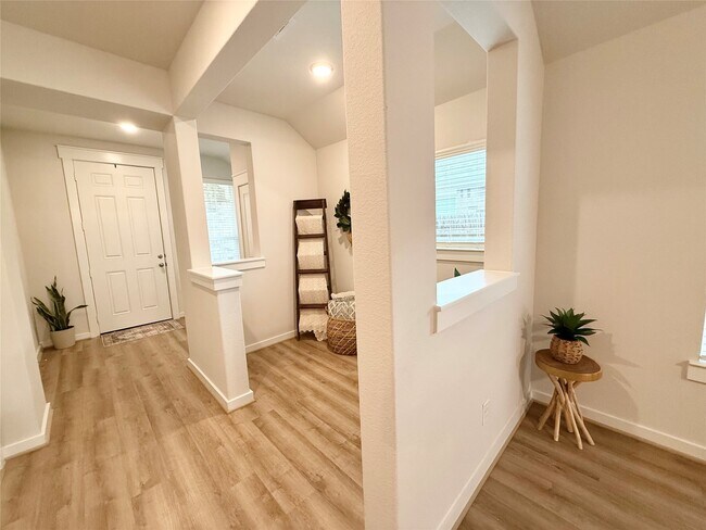 Building Photo - 7534 Coral Ter Dr