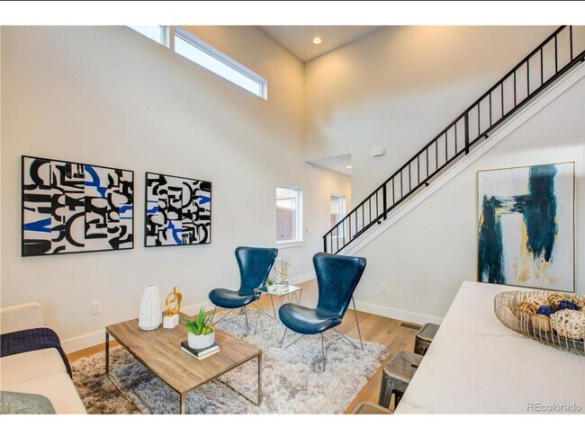 Building Photo - Unbelievable 2 Bed + Den Townhome - The Ul...