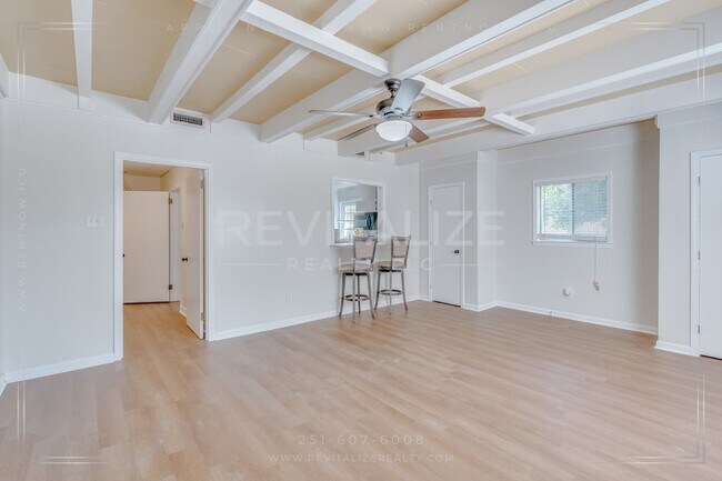 Building Photo - 3 Bed 2 Bath Gem in Midtown Mobile!!