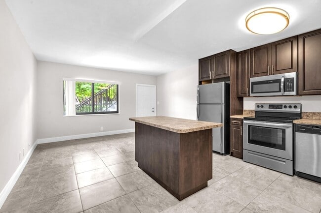 Building Photo - 559 NE 44th St