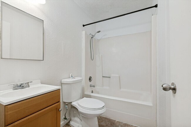 Building Photo - 3-BEDROOM HOME IN LOMA PARK