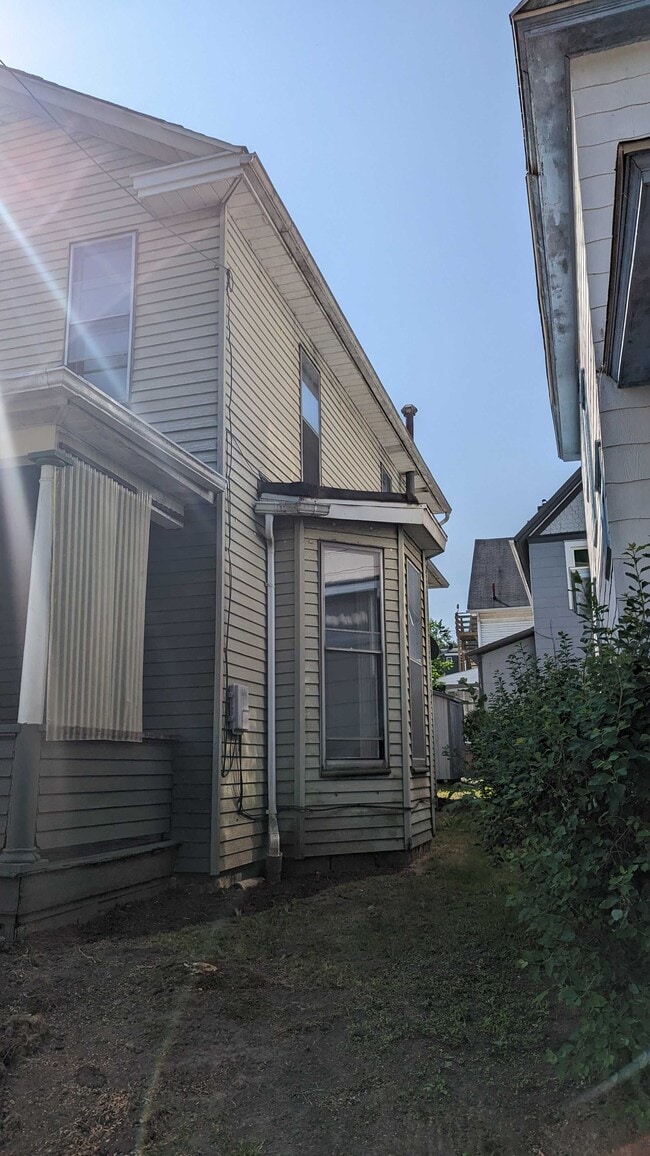 Building Photo - 415 W Front St