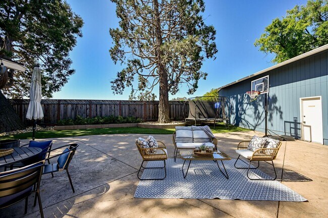 Building Photo - Lease this Elegant 4-Bedroom Danville Home...