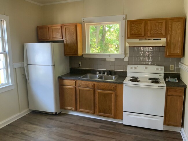 Building Photo - DOWNTOWN WILMINGTON - 3 Bedroom & 1 Bath -...