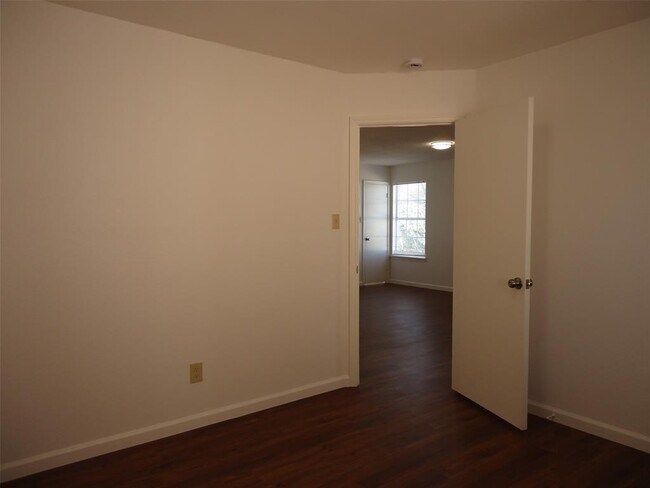 Building Photo - 811 Crieff Cross Dr