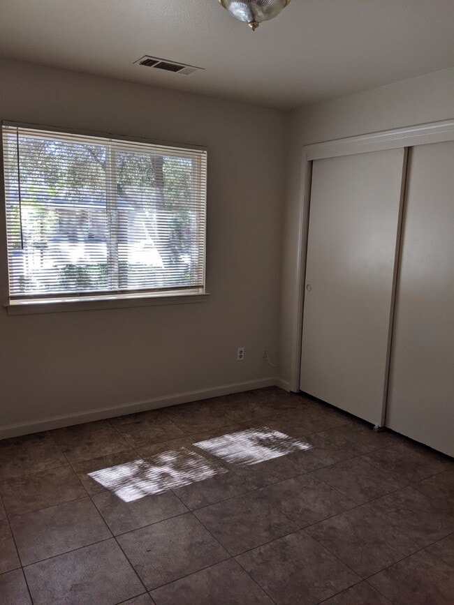Building Photo - Four Bedroom Duplex in North Merced. Conve...