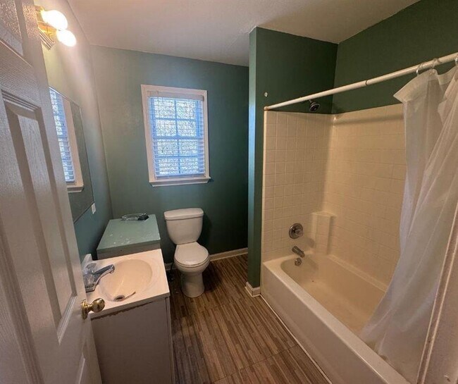 Building Photo - 5608 W Pine St