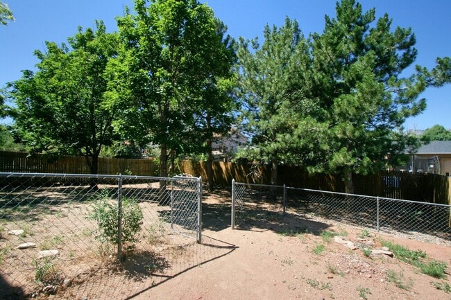 Building Photo - Charming Bi-level Home Available in Colora...