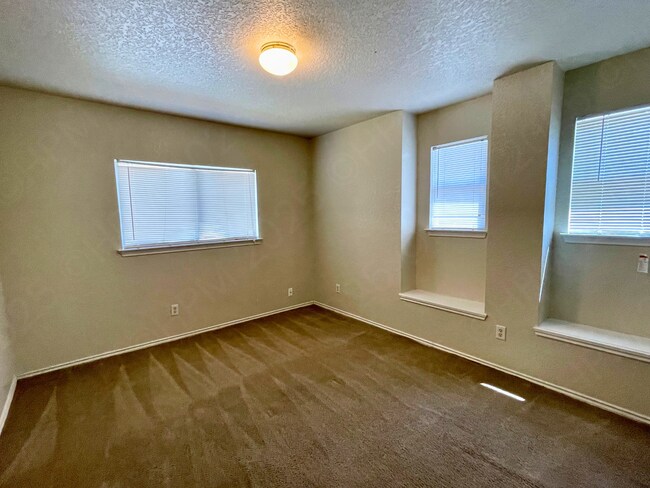 Building Photo - Move-In Special. ½ off the first full month's rent with a 12-month lease.