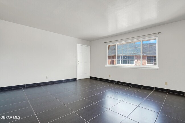 Building Photo - 333 Eubank Ct