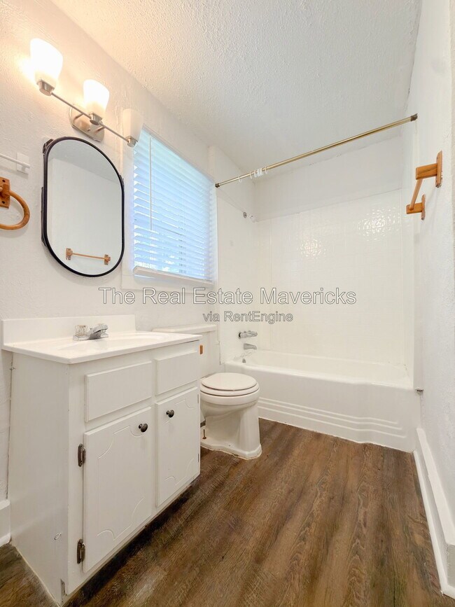 Building Photo - 404 N Seminole Dr