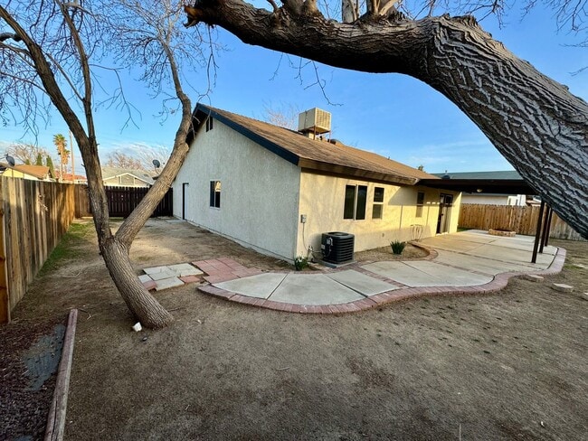 Building Photo - Beautiful 3 bedroom home