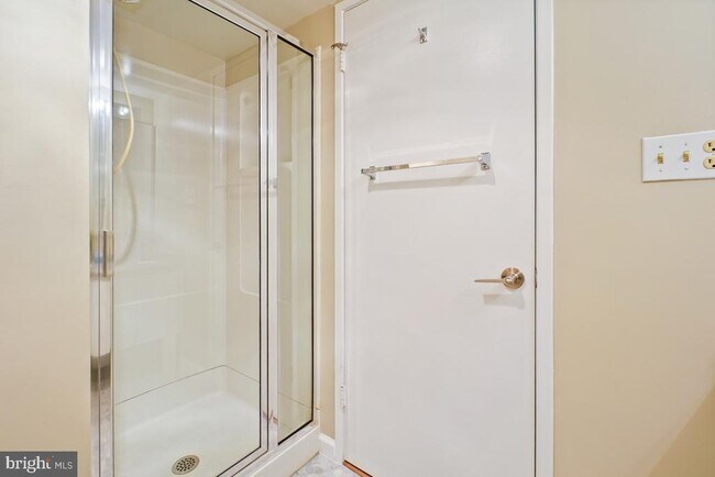 Building Photo - 15101 Interlachen Dr