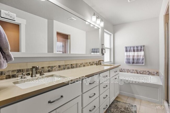 Building Photo - Baxter Way, 319 N.