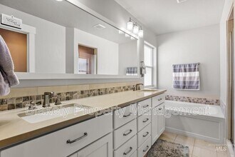 Building Photo - Baxter Way, 319 N.