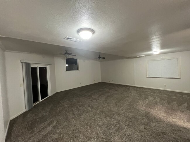 Building Photo - 3-bedroom, 2-bathroom home in Redding Upda...