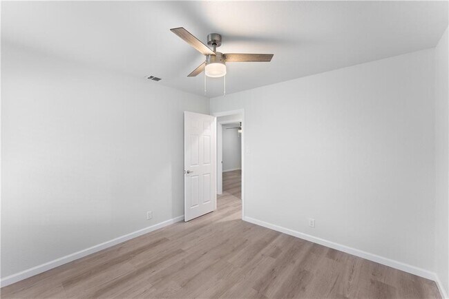 Building Photo - 707 Central Dr