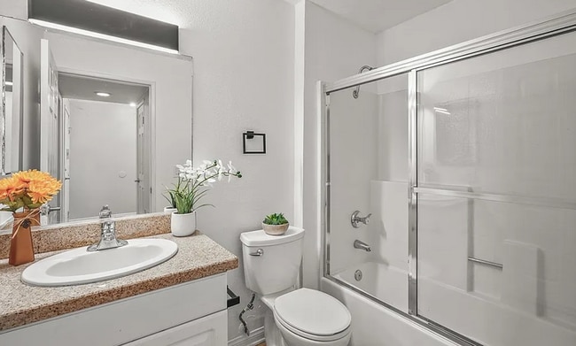 Building Photo - Beautifully upgraded 2 bedroom, 2 bath con...
