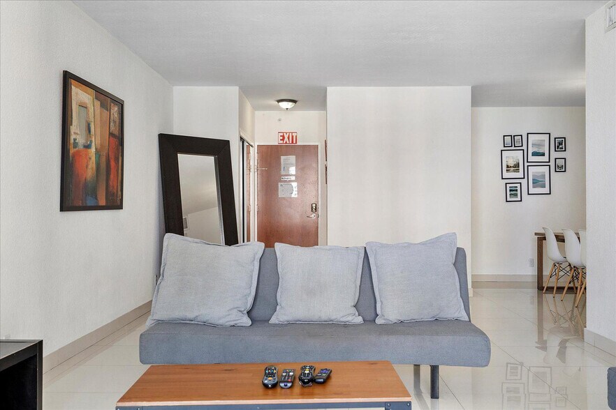 Building Photo - 3901 S Ocean Dr