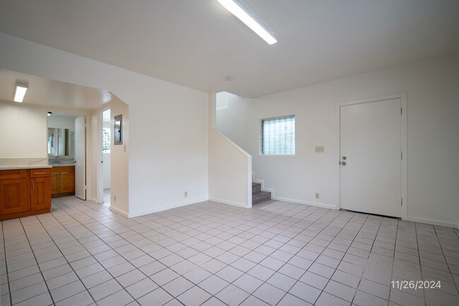 Building Photo - $2,500 /  2 Bed/ 1 Bath Spacious Duplex Ce...