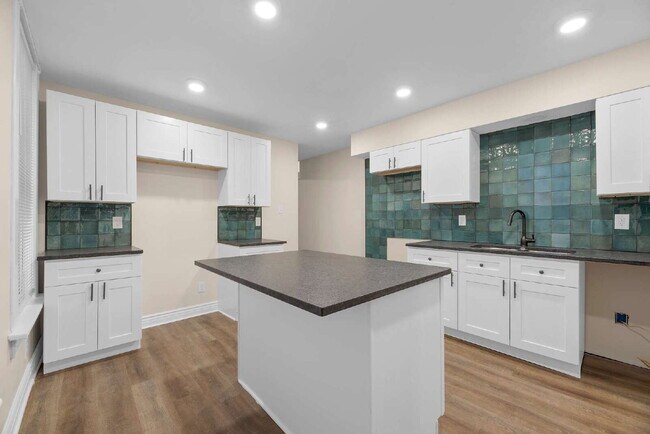 Building Photo - "Beautiful 3-Bedroom, 2-Full Bath Duplex Featuring Hardwood Floors and a Fenced Yard!"